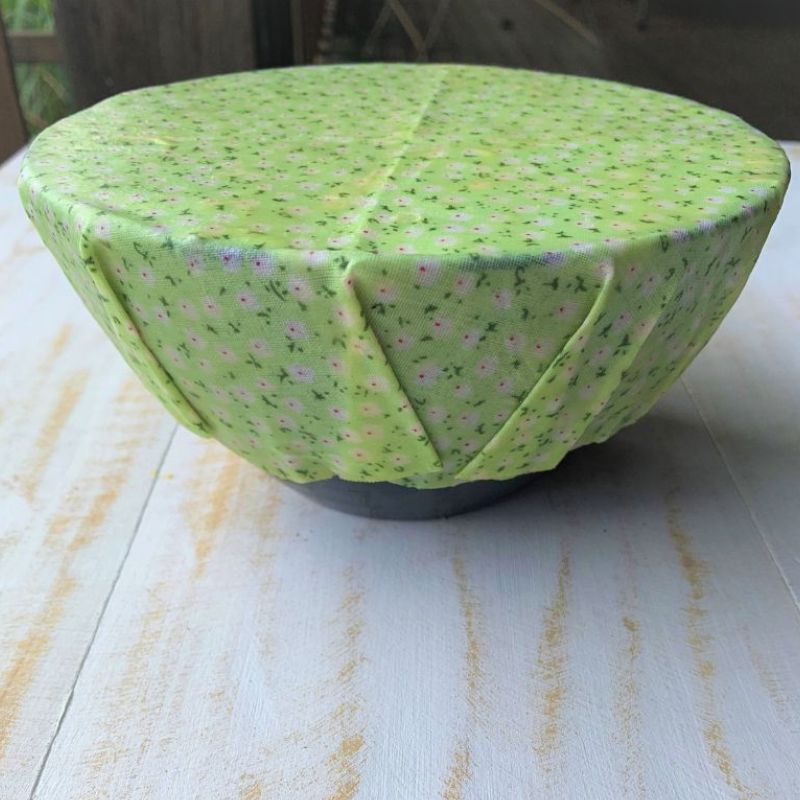 Collombatti Naturals Beeswax Wrap used on a black bowl