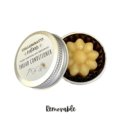 Collombatti Naturals Pure Australian Beeswax Thread wax in a reusable tin. This removable, flower-shaped beeswax sits in a paper liner for easy use, designed to condition sewing, embroidery, and quilting threads. A natural way to reduce tangles, strengthen fibres, and enhance hand-stitching with eco-friendly packaging.